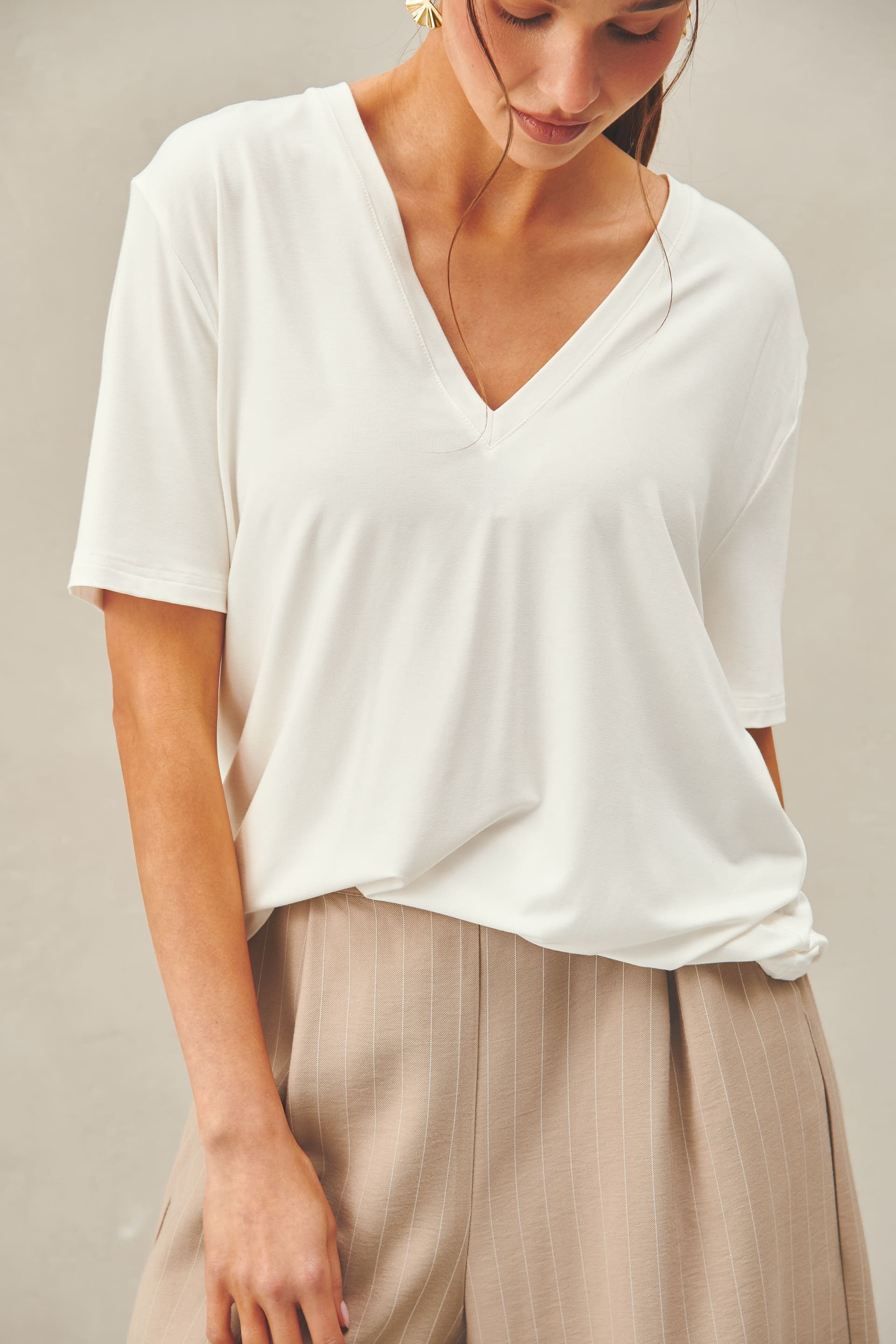 T-SHIRT V-NECK OFF WHITE