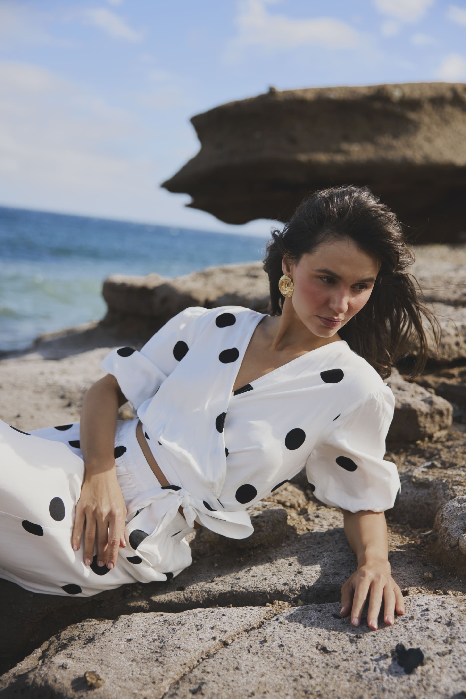 AULLA DOTS ON WHITE