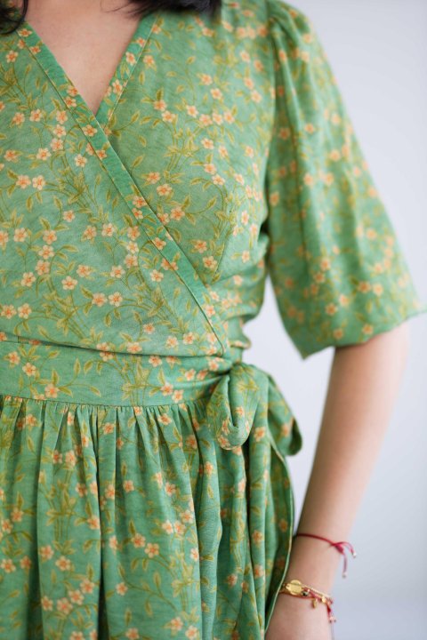 zielona sukienka w kwiaty mini