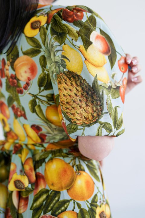 Kopertowa bluzka w tropikalny print