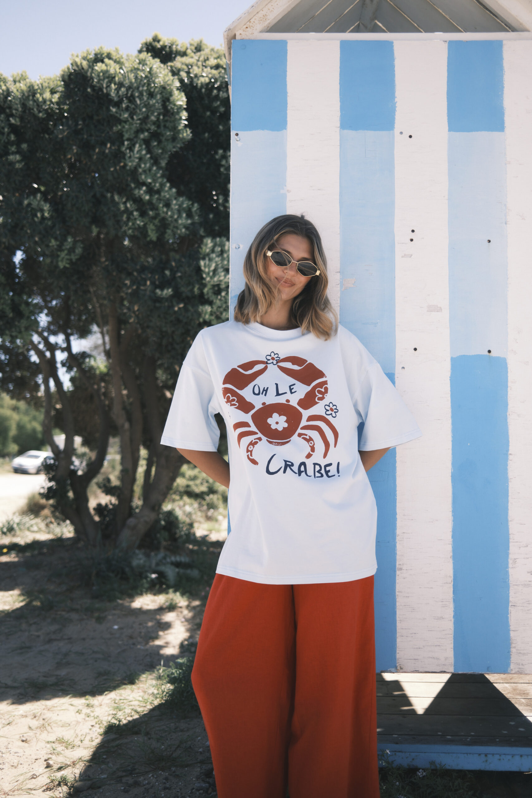 biały t-shirt z nadrukiem