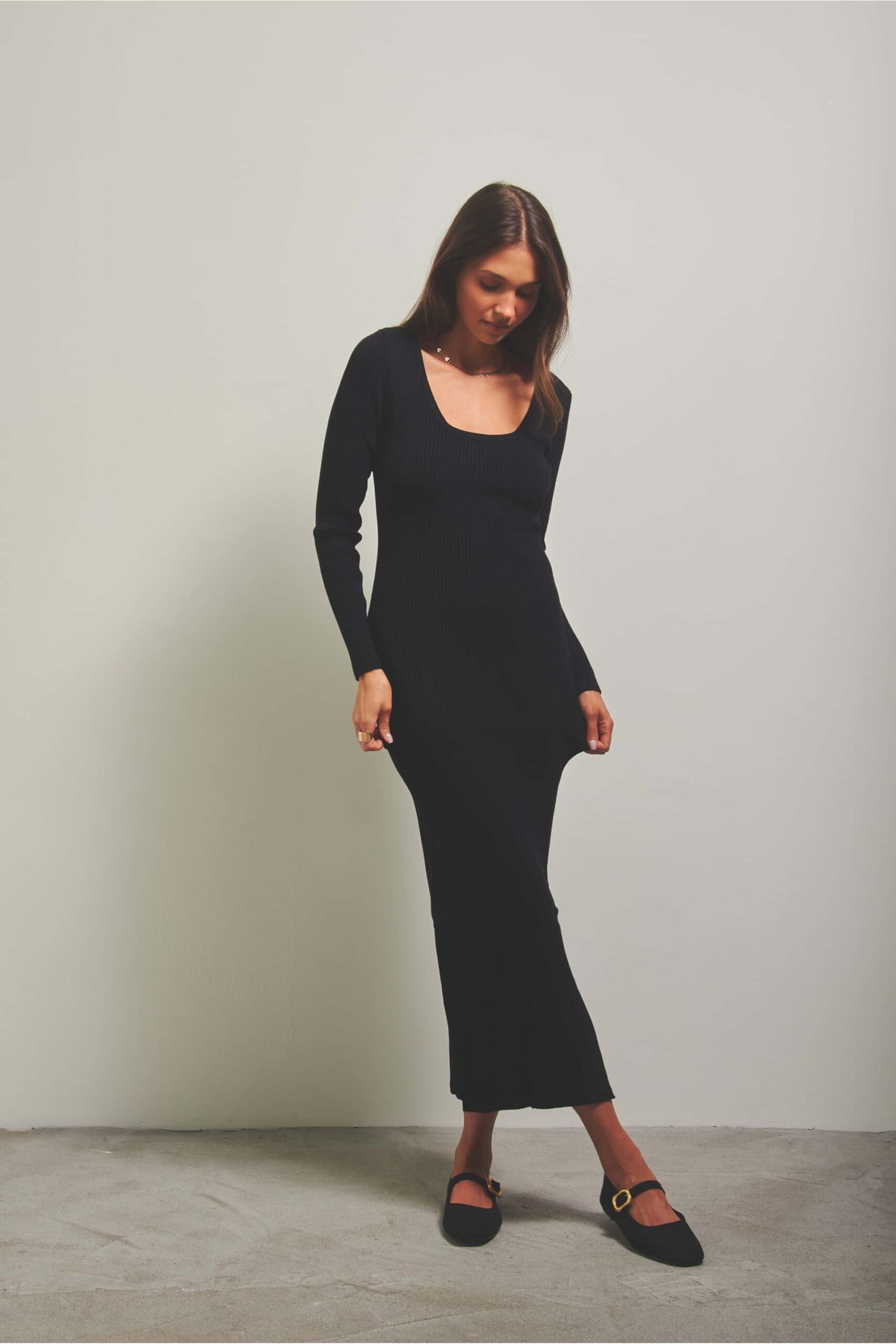 Długa czarna sukienka z długim rękawem Piera Black NAREE