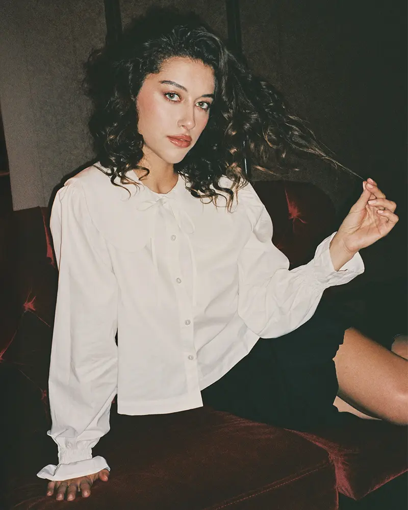 Biała koszula z dużym kołnierzem krótka