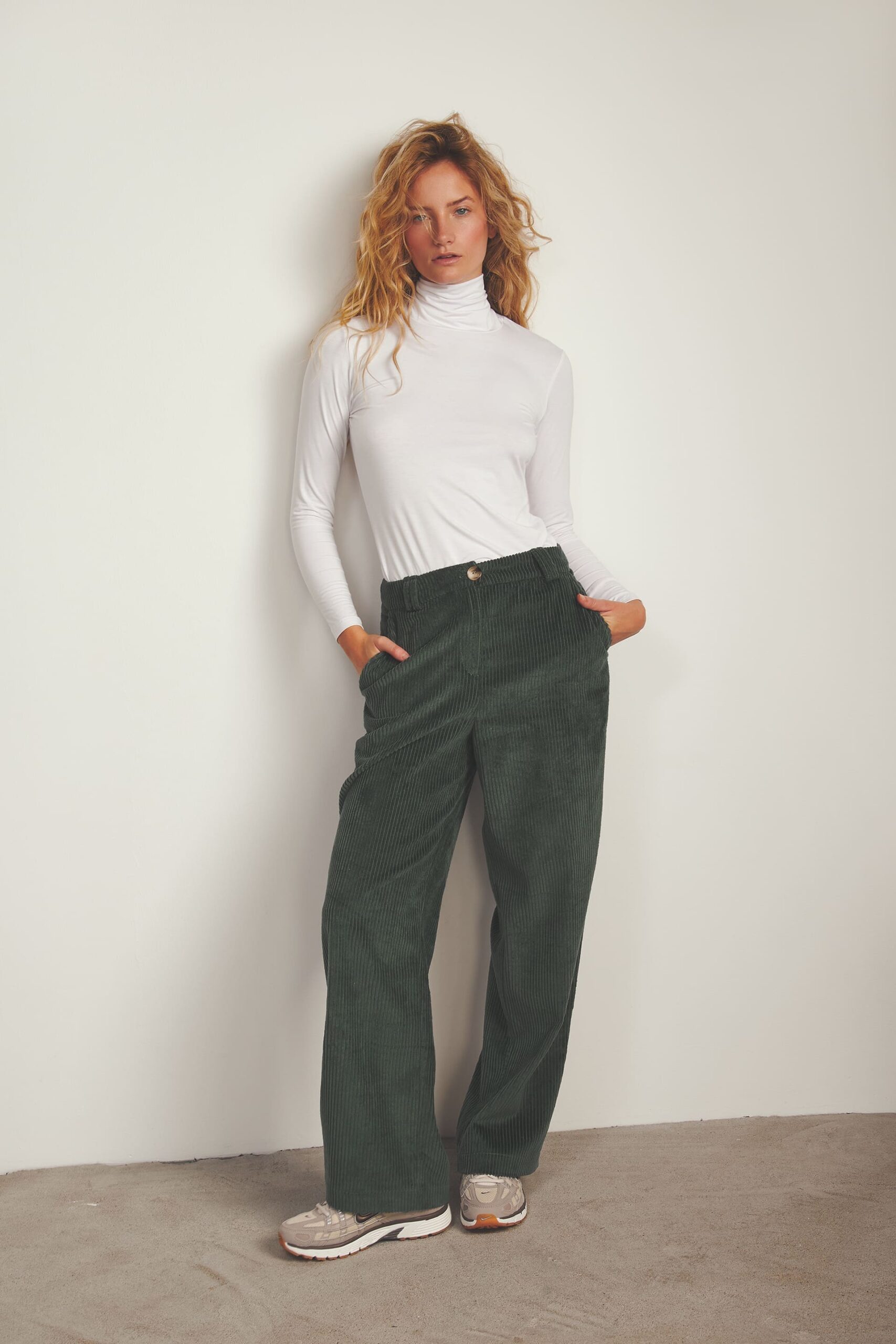 zielone spodnie sztruksowe dla wysokich 