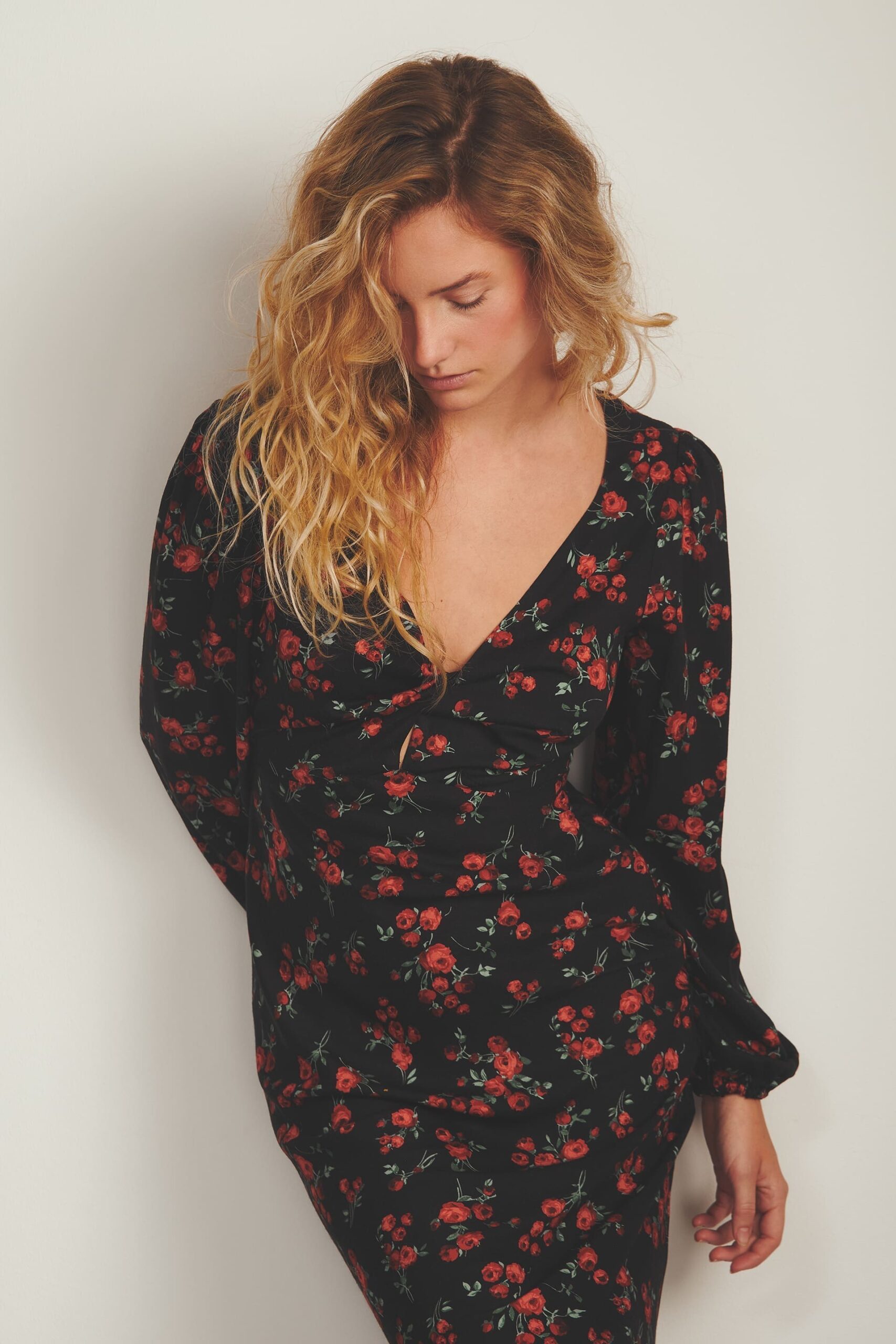 czarna sukienka na walentynki w kwiaty