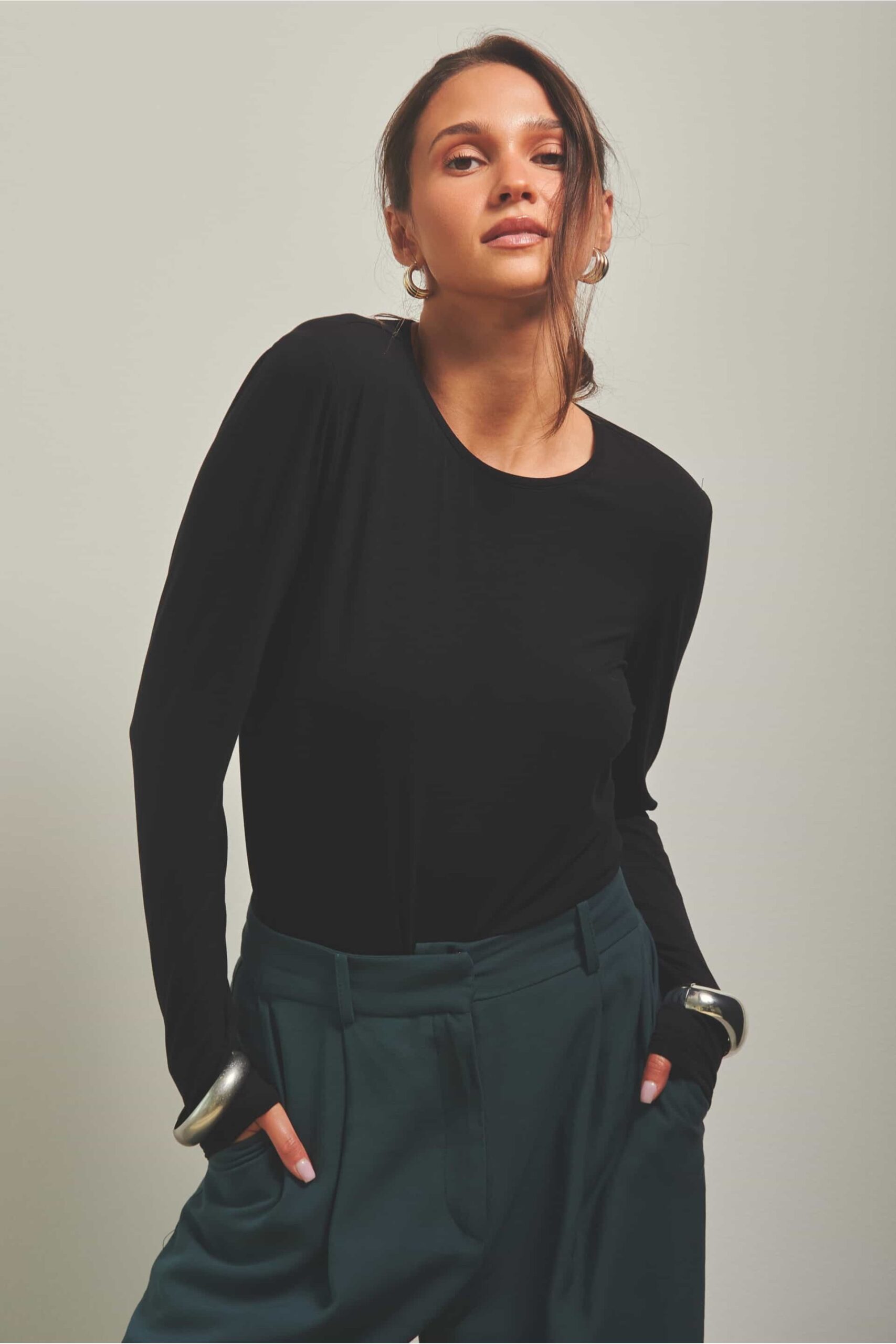 czarna bluzka z długim rękawem