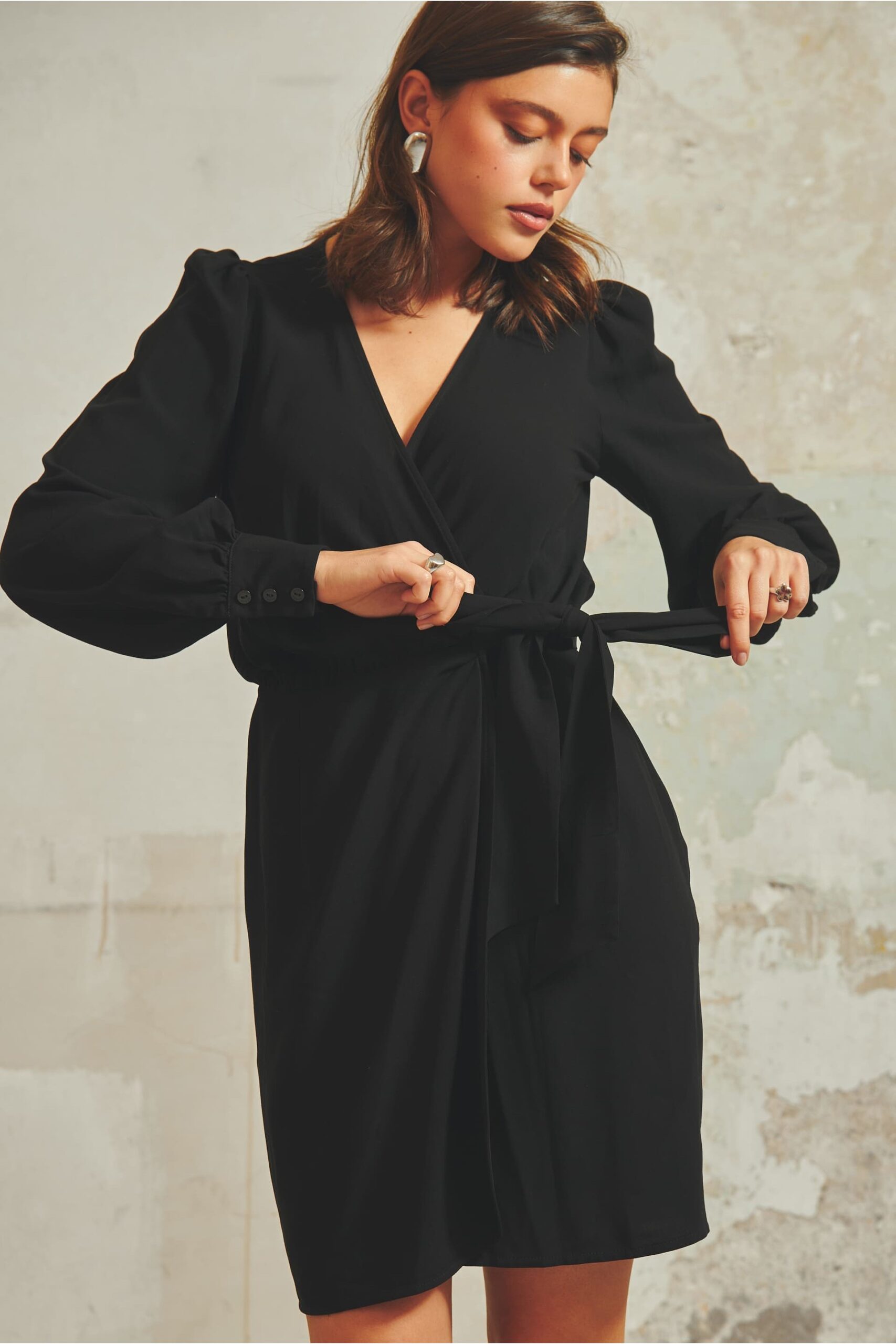 czarna sukienka mini kopertowa