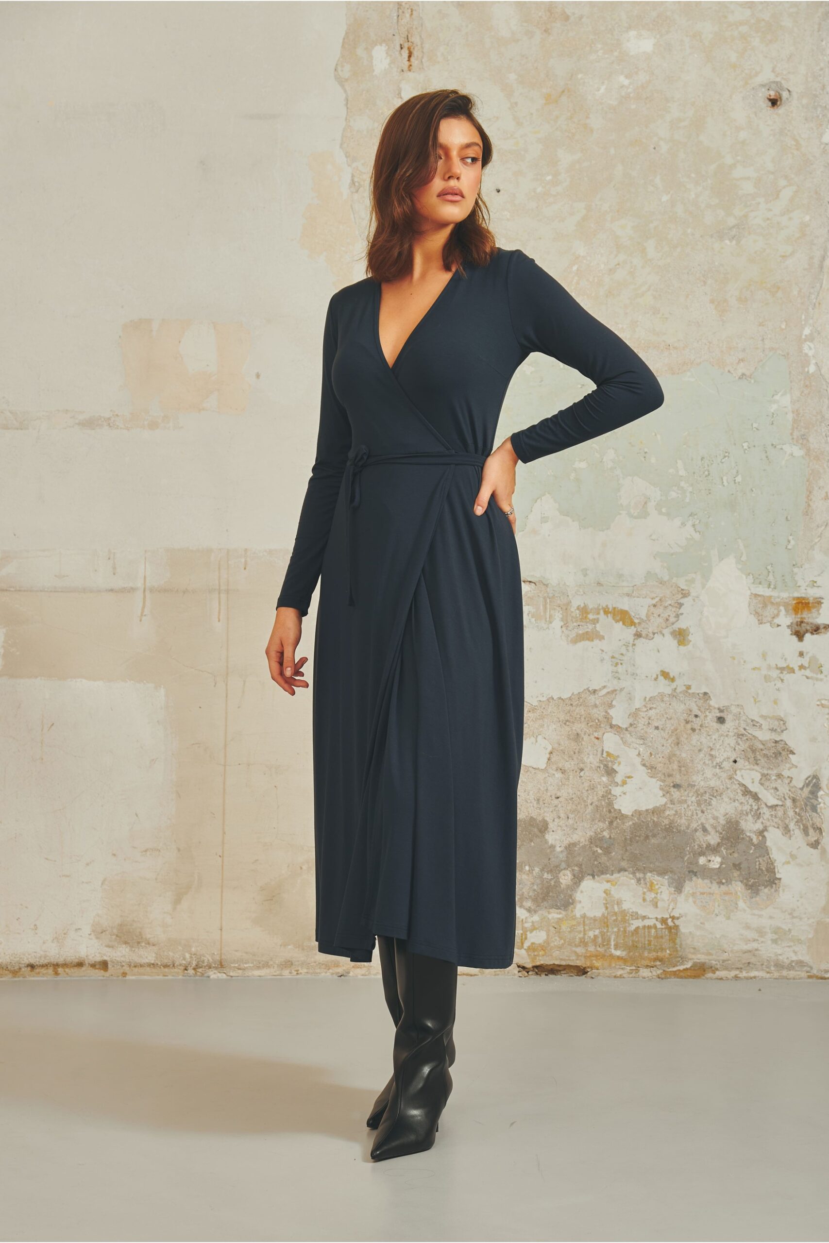 długa sukienka wiązana w pasie