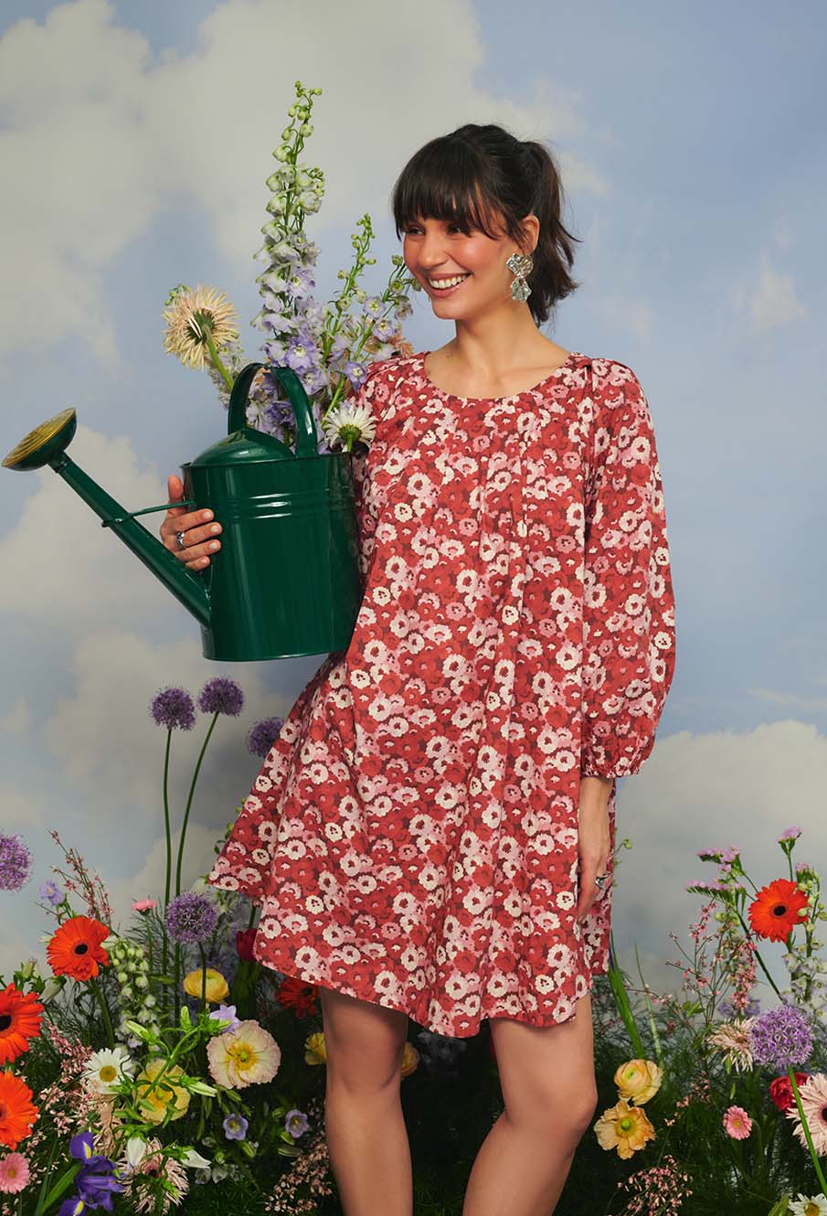 czerwone sukienki w kwiaty