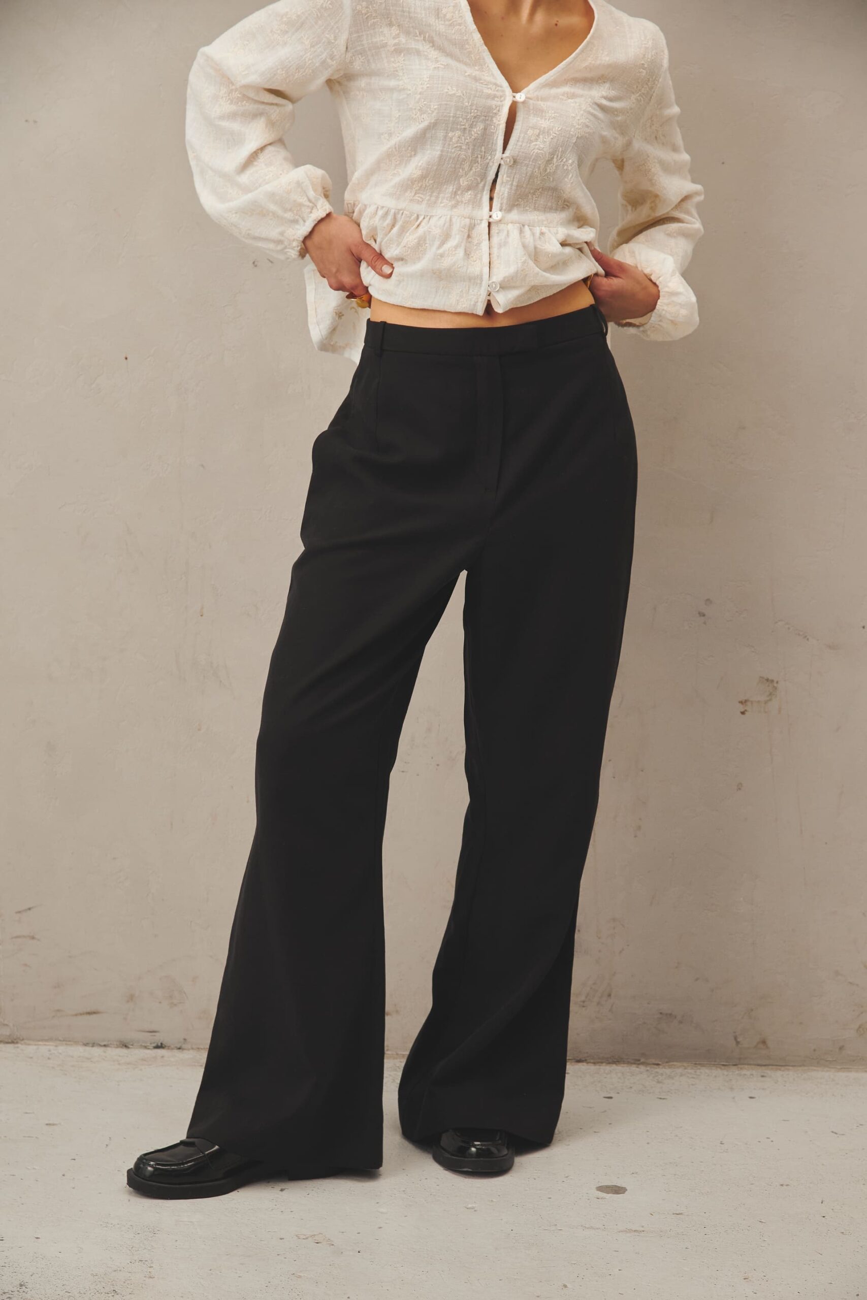 czarne spodnie do pracy z szerokimi nogawkami